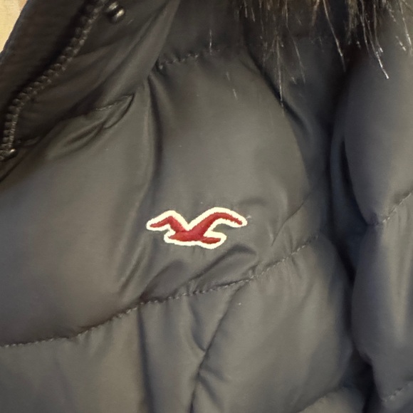 Hollister Women’s Dark Gray Puffer Jacket with Faux Fur Trim - Picture 4 of 5